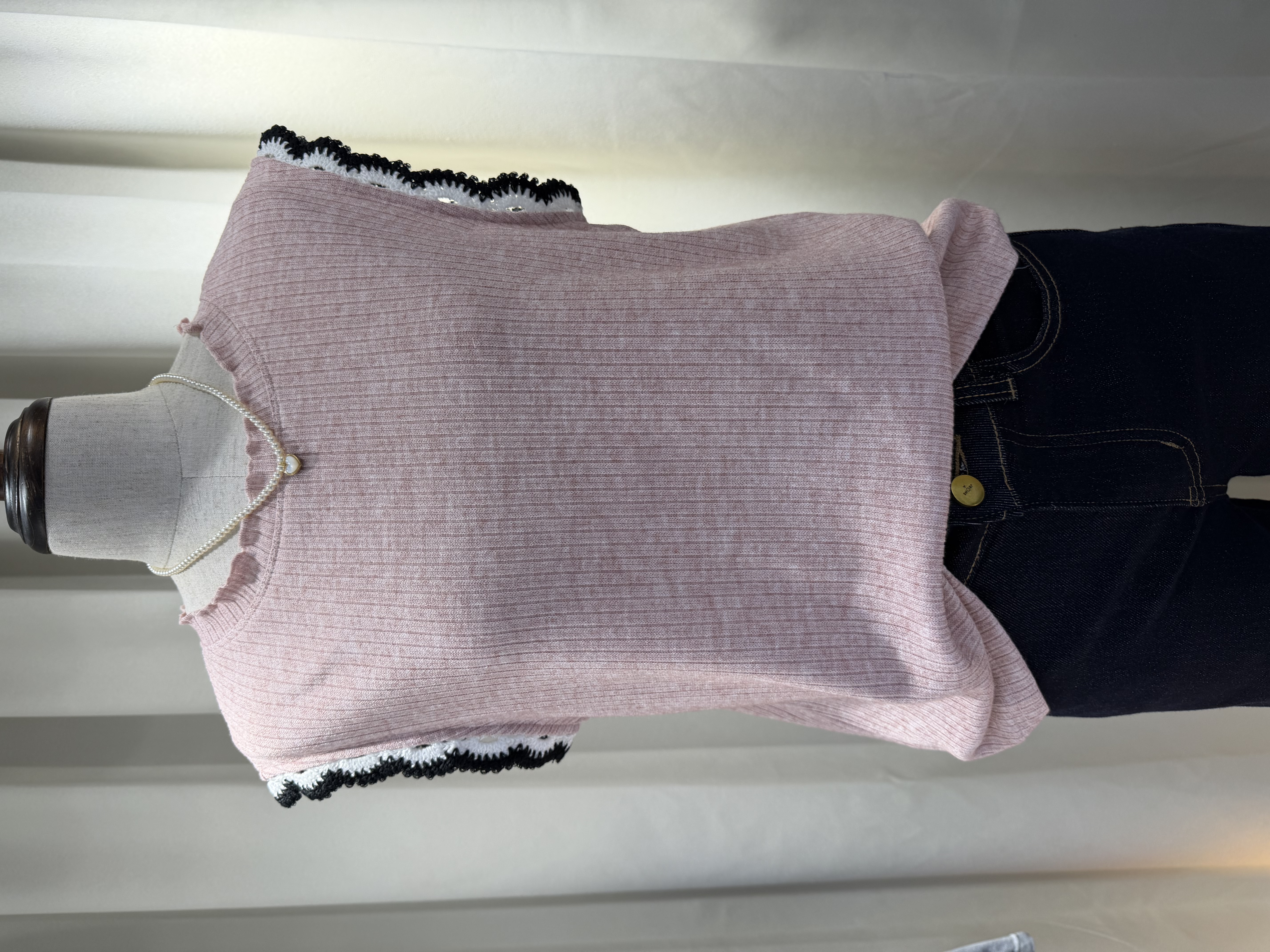 優雅針織背心：荷葉邊領口與精緻鉤邊設計