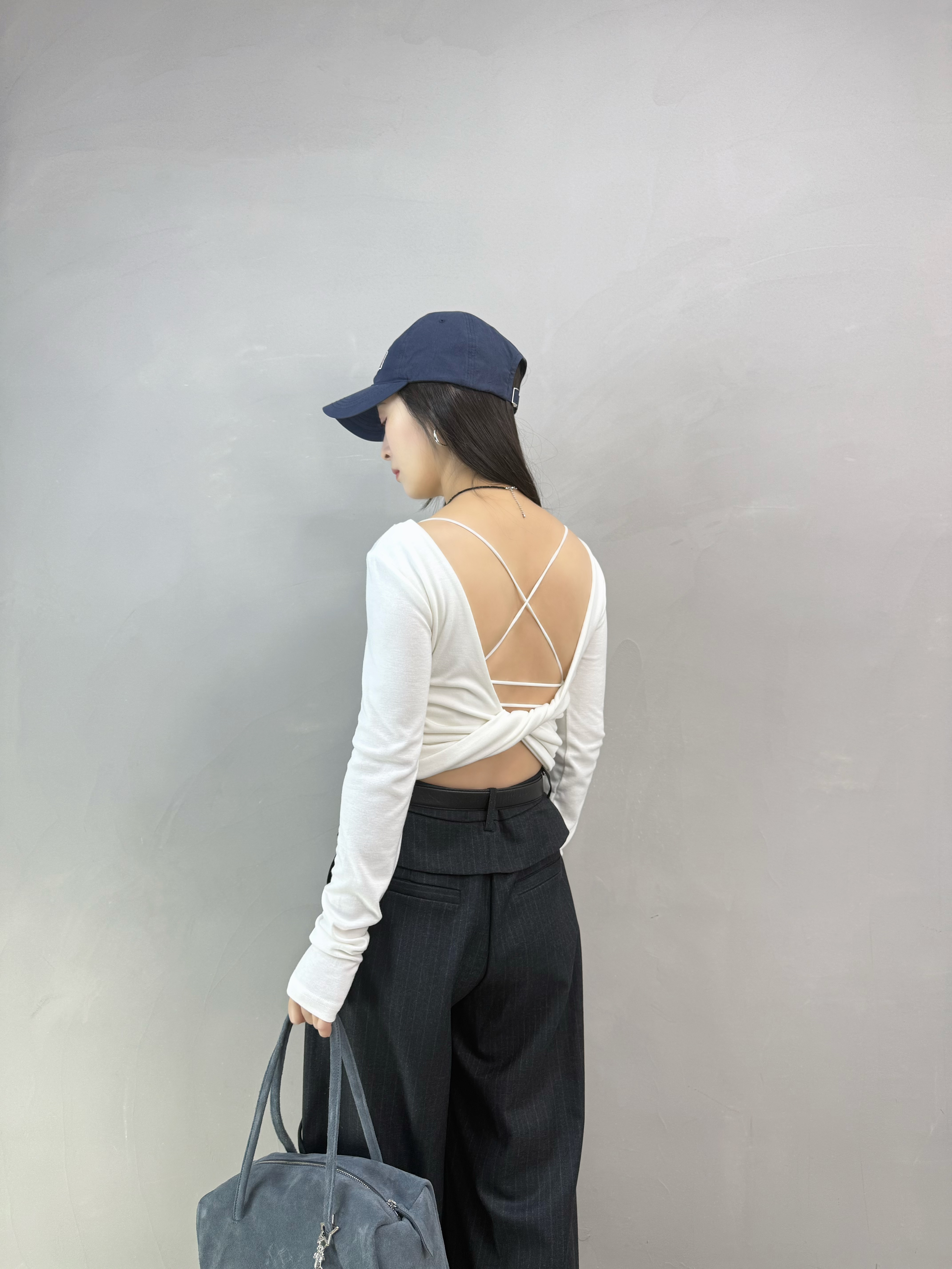 H05 後扭結露背tee