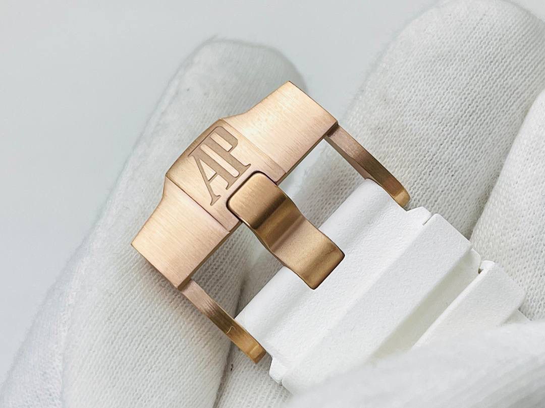 墙裂推荐 V2升级版 爱.彼A P26400皇家橡树腕表！ 1⃣️全金壳壳套！ 2⃣️直径44毫米！ 3⃣️搭载复刻原版CaL.3126机芯市面上最顶级版本的超级复刻！欢迎您的品鉴！