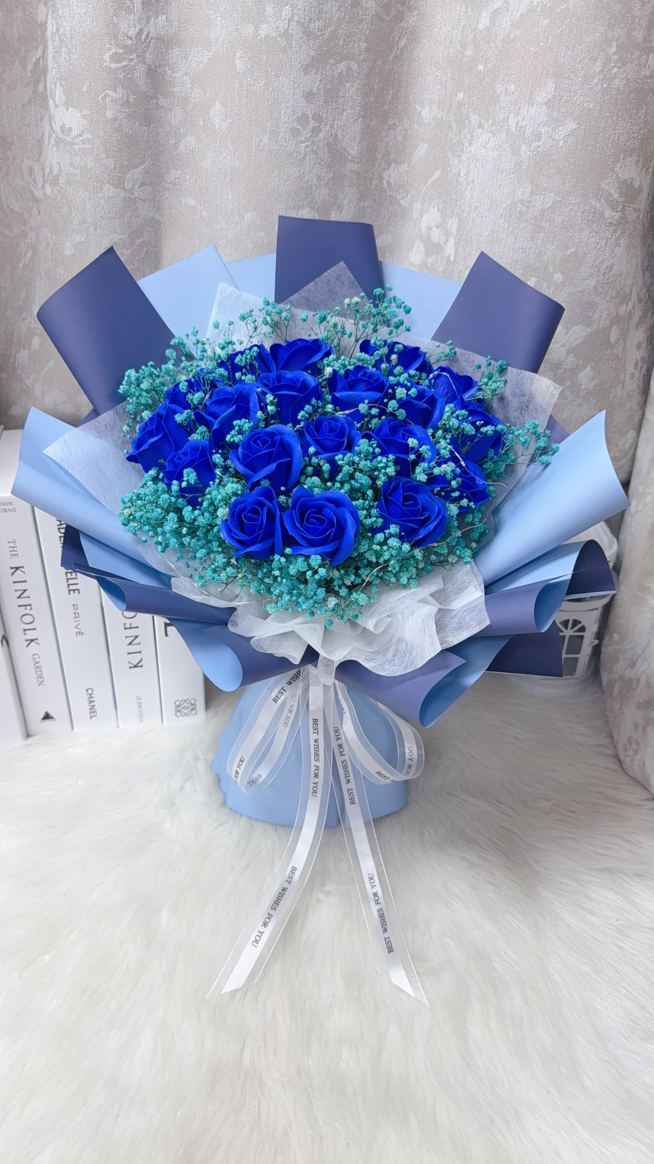 19朵寶藍玫瑰番梘花滿天星花束