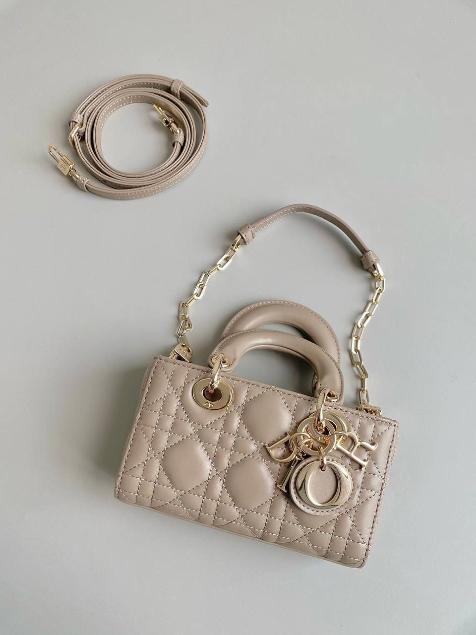 榛果超迷你🤎🤎 𝗗𝗶𝗼𝗿 𝗗-𝗝𝗼𝘆 𝗯𝗮𝗴羊皮，新色 时尚果然就是轮回，回归了一把中古戴妃 长方包形，短链条➕细长肩带直接封神！！ 复古时髦感超强，真是什么场合都可以把住 绝对是lady中的天花板了，强势出圈啦姐妹们😍🤩 17.5×10.5×6cm