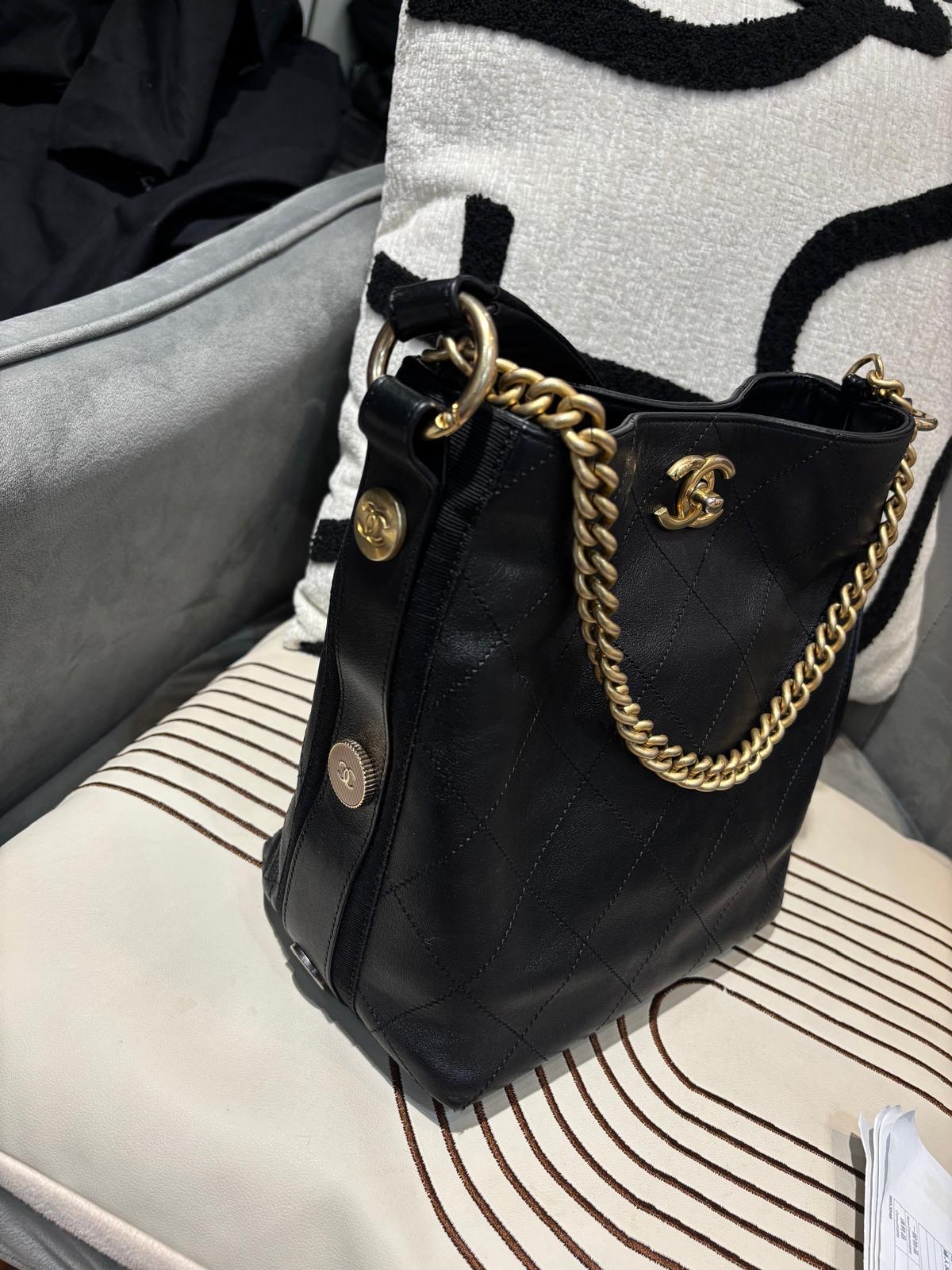 Chanel Button Up Hobo Bucket bag 100%Authentic, 95%New ✅收據✅card ✅dust bag 