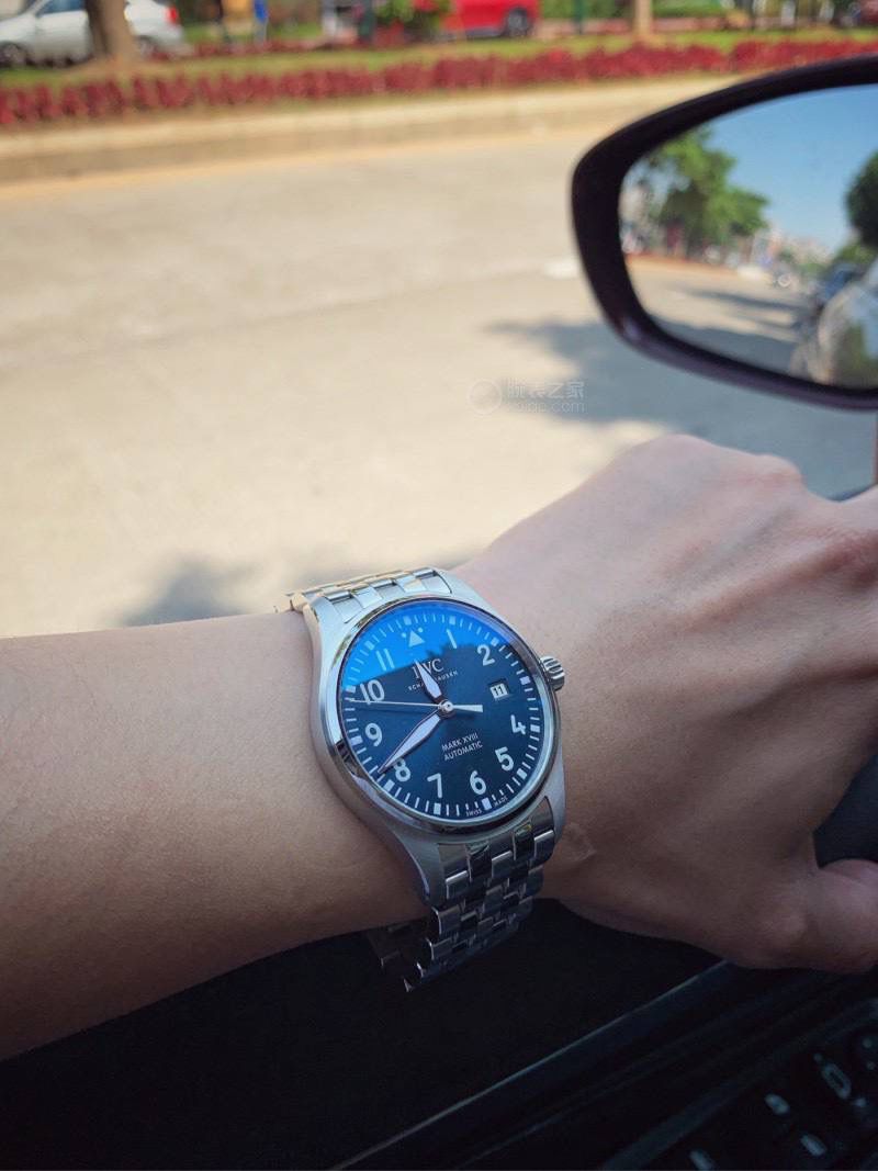 硬货首发，市场独家！IW3270156 。316L精钢材质，非凡工艺，让小厂知难而退！万国飞行员马克十八传承腕表，采用原装瑞士ETA王牌机芯，40mm表径，全数字刻度超强夜光，双面防反光凸状蓝宝石玻璃表镜。原版1比1开模钢带，在很多细节的把控上都已达到行业顶级，且多项可为标杆，整表细节一丝不苟。 原装价格4W多，一般人均可轻松驾驭，此款万国飞行员腕表视为万国经典款型，任何场景着装均适合佩戴，可谓百搭神器。全套包装出货