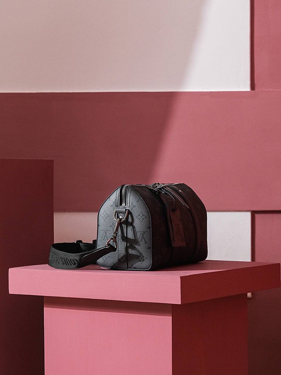 特级𝐊𝐞𝐞𝐩𝐚𝐥𝐥 𝐂𝐢𝐭𝐲👜✨ ▪️尺寸：27*17*13cm▪️ 𝕂𝕖𝕖𝕡𝕒𝕝𝕝系列一直是潮男们的最爱， 同时也是潮男们日常使用最高频率的包包🔥 尤其是黑老花色，低调又帅气十足， 男女皆可，凹造型神器！ 容纳量满足于日常使用，兼顾实用和美观，简直妥妥的无死角的设计，又酷又飒的颜值！