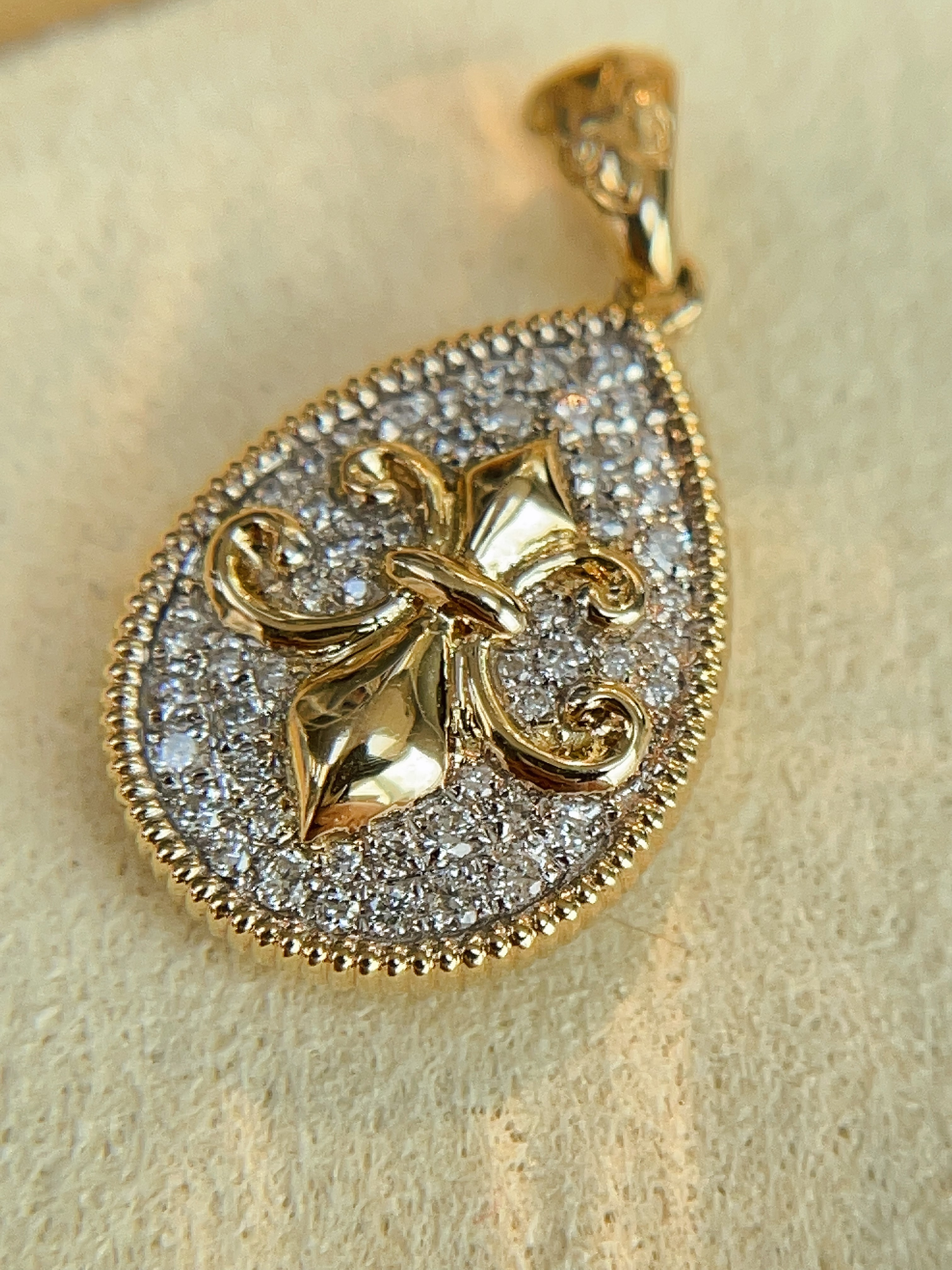 Fleur-de-Lis Diamond Pendant N031358