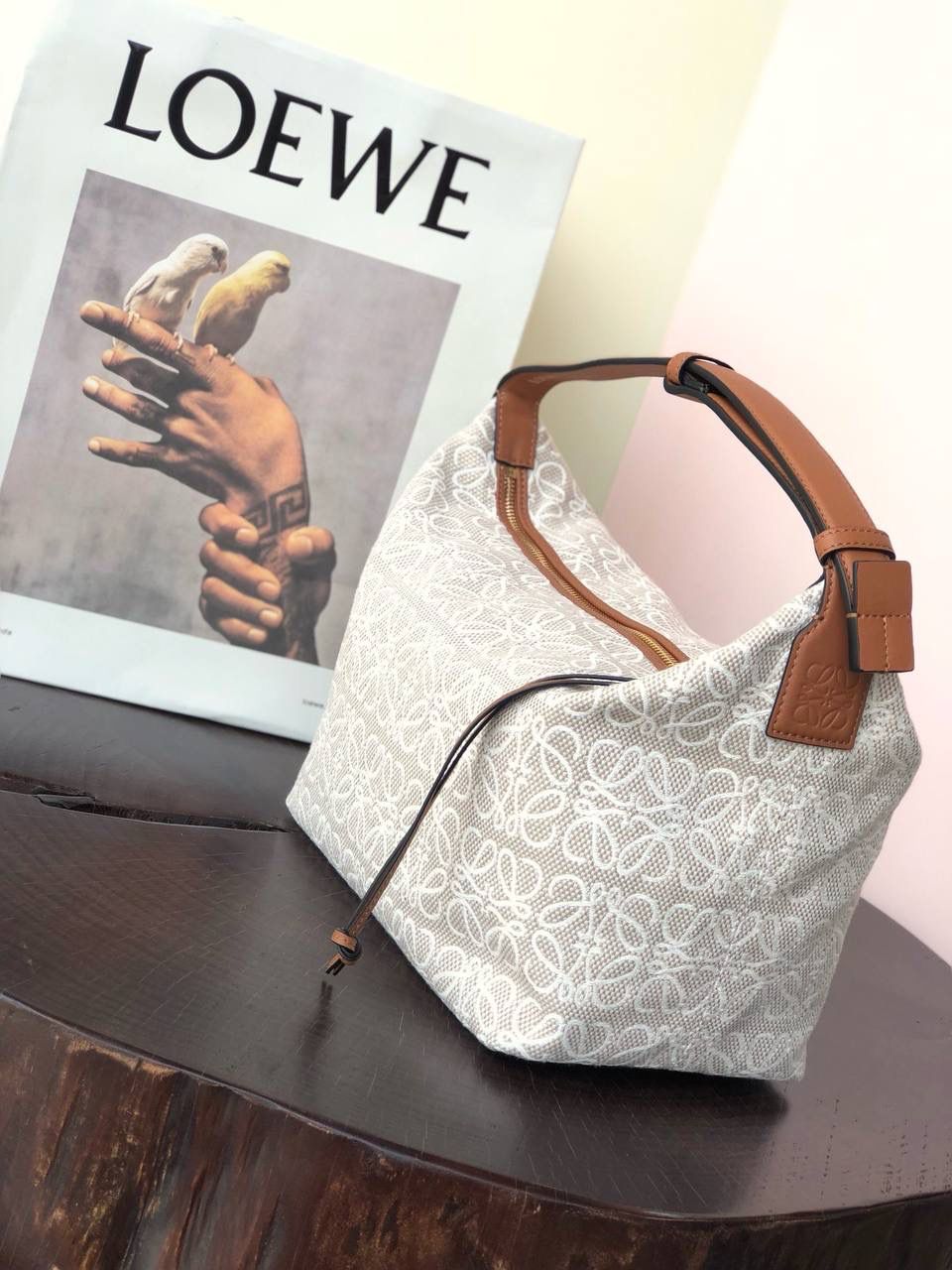 * 𝘊𝘶𝘣𝘪 𝘈𝘯𝘢𝘨𝘳𝘢𝘮 提花布手袋✌️ 大号尺寸:27-17-22cm（顶部宽处34cm） 小号尺寸：21-12-17cm（顶部宽处25cm） 编码:062102布配棕 包包面料挺括度适中，没有固定形状 ，背上出门慵懒氛围感十足😘，肩带可以调节，伸缩至腋下背，单肩，手拎皆可