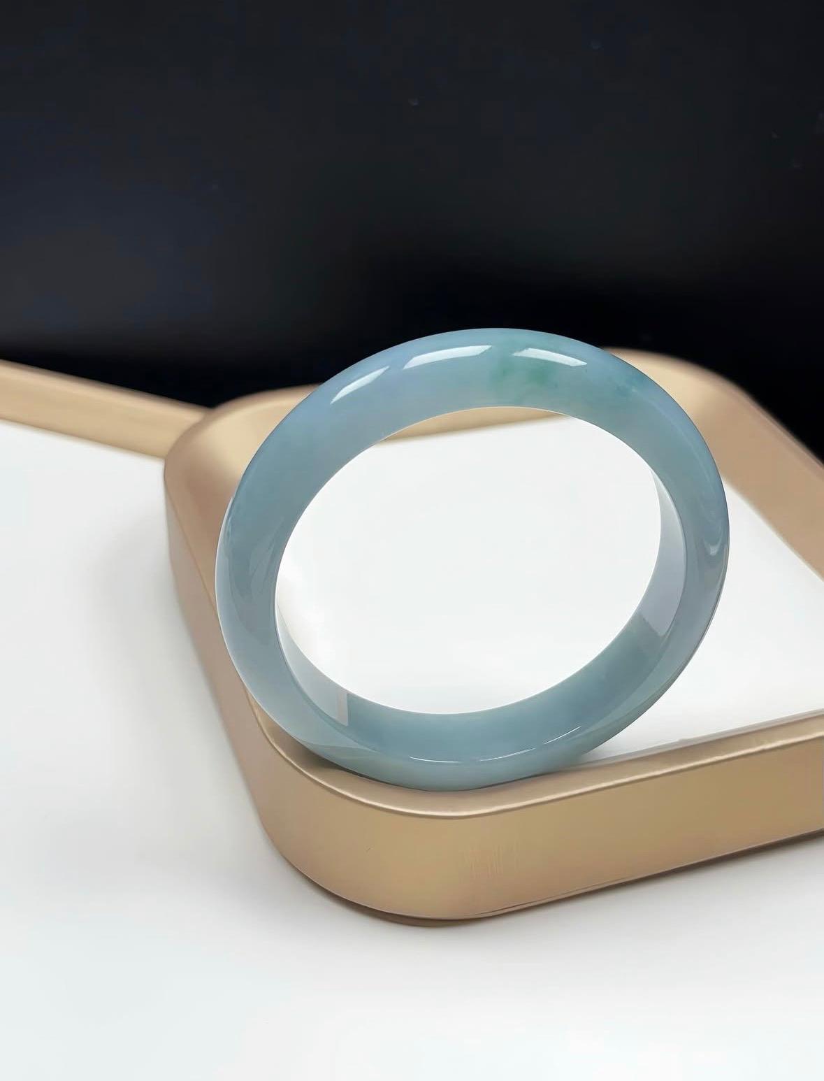 56.8mm 滿綠飄花翡翠福鐲 (附送香港鑑定證書)