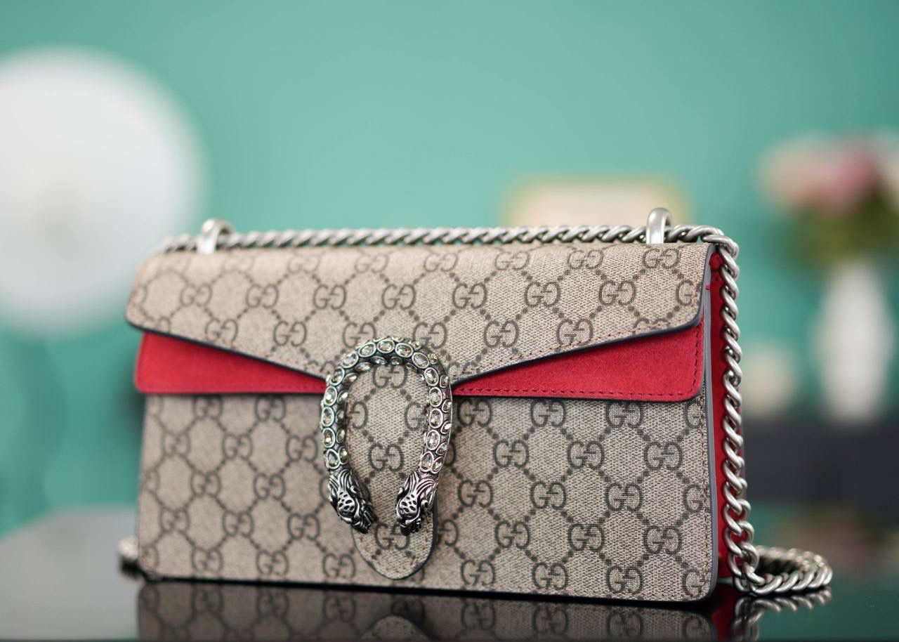 🥯GG。 Dionysus系列经典酒神 钻扣红色25cm 正品售价¥24.000 新尺寸设计一出来让人拍手叫绝 GG的设计师真的太懂女人了 从前纠结大号太大小号太小的姐妹，这会可以冲了 最新的酒神钻扣新款虎头镶嵌上了施华洛世奇水晶钻，整个包洋气时尚特别气质 而且改良后的包身自重很轻，尺寸大小很完美 官方款号 499623 尺寸：25x13x7cm