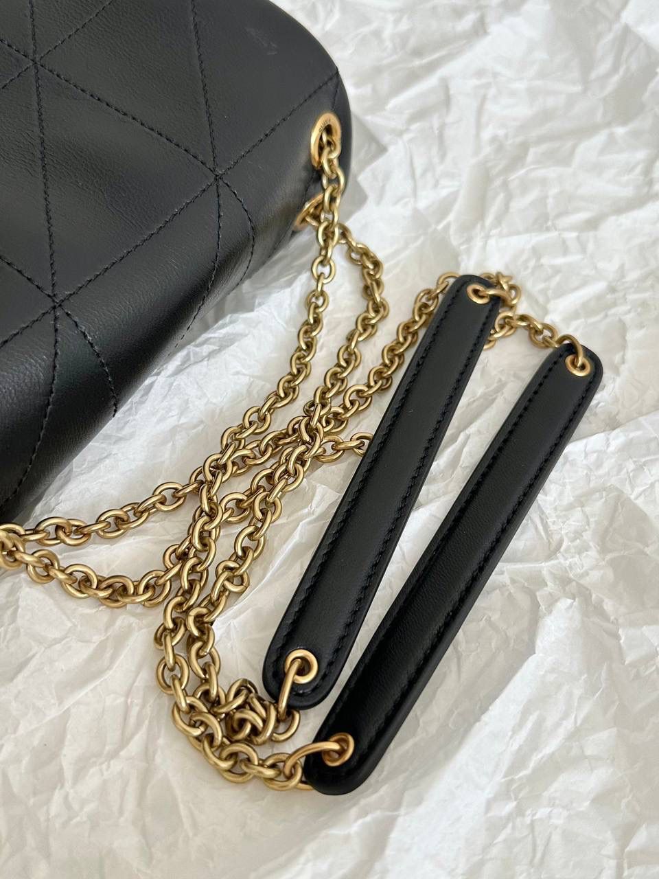 ys1 jamie4.3 mini 黑色🖤 最新size：比小号还小的mini款！！ 能放手机的实用mini bag真的是可爱惨了🥹🥹 他们家的包基本都是用的小羊皮 小羊皮和皮肤接触的质感真的不是其他皮可以比的 非常柔软，非常舒服 我觉得翻盖包比拉链包要好用 一翻一盖一取一放，行云流水 品质呢就不用你们操心啦 还是那个宗旨，没有zp不会开发 品质你们看对比图就好啦！ 20×12×7cm766754m