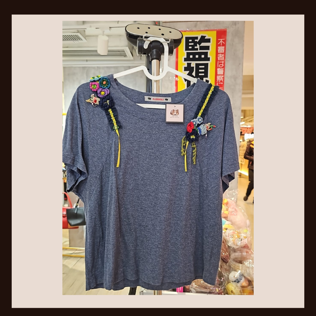 🎨 穿上的立體藝術：Olleborebla 經典手工刺繡花朵裝飾 T-shirt