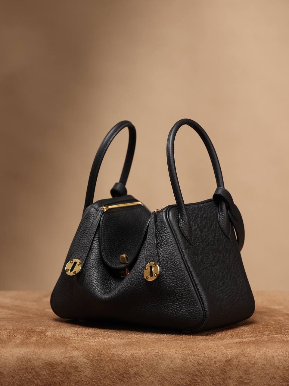 Hermes 爱马仕 Lindy 26cm 黑色金扣👜✨ Lindy 独家渠道货 独家欧洲原厂皮原厂五金组装的ZP尾单货 尺寸：26*18*14 cm Lindy是采用原厂的正品TC皮，什么是TC皮？ 爱马仕专用的clemence,简称tc皮，是Hermes最受欢迎的皮革之一，颜色会比Togo少一些，但是纹路比Togo细腻，含油更高，更软，因此稍稍有些下垂感的特点。