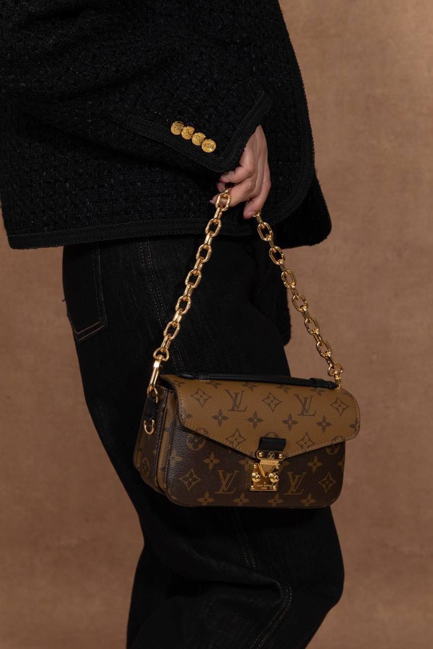 LV小邮差🎀 用的是 A+ 级全钢五金，亮亮的很有质感；再加上进口高弹面料，摸起来舒服，有弹性又有光泽，真的很加分咯 ✨ 渠道货包装，简单大方不浮夸。尺寸 21.5 × 13.5 × 6cm，小小一只但很实用，出门背刚刚好 👜