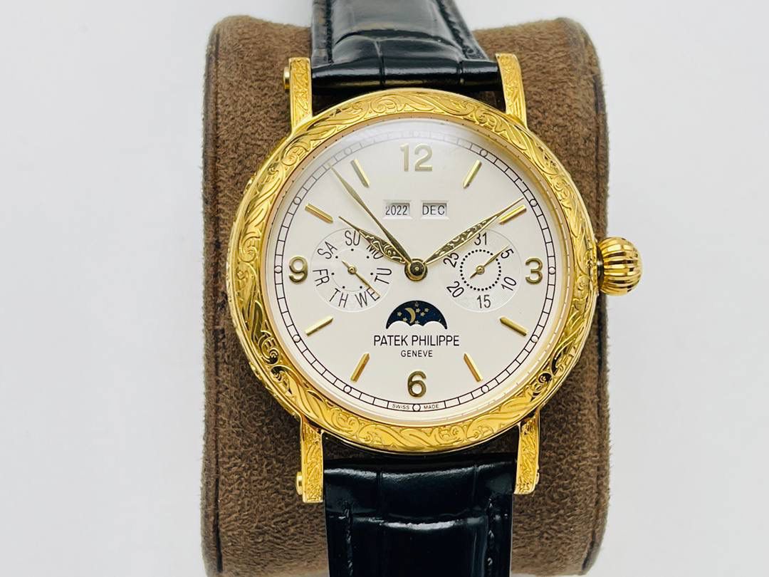 经典再续 百达翡丽古典表系列——5296-001．铂金V4升级版🤩😍细节方面： 1⃣️全新904L打造整体壳套，完善表壳细节，提升打磨质量，独家还原出正品的完美比例和特有质感。日历窗口改大小与正品一致，而非普通正常窗口！ 2⃣️刻度，指针采用最新的贵金属电镀技术加持，效果更佳出彩！ 3⃣️“锅盖型”微凸蓝宝表镜，版型与正品一致，效果通透，辨时清晰。 4⃣️【引领一体机时代】采用定制版Cal.9015改324机芯，超薄稳定性强！ 5⃣️【表带】经典意大利小牛皮表带，纹路清晰，质感上乘。针式表扣打磨齐整光亮，通用原装无压力。