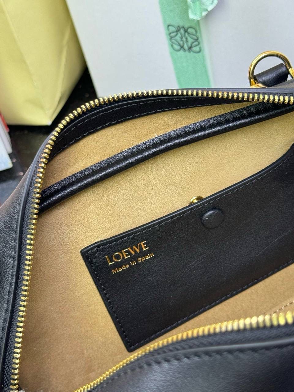 🎈𝗔𝗺𝗮𝘇𝗼𝗻𝗮 23 𝗖𝗿𝗼𝗽𝗽𝗲𝗱保龄球包 ——【杨幂同款‼️独家新品】 尺寸：𝟮𝟯-𝟏𝟏-𝟏𝟎𝗰𝗺 编码：012404 【配全套礼盒】 ❤️采用超柔纳帕小牛皮•延续标志性𝘈𝘮𝘢𝘻𝘰𝘯𝘢标识搭配小挂锁🔒作为新图标•重塑为修长法棍比例。 ❤️外部双拉链设计•搭配可调节可拆卸的长肩带•多样化背法😎容量大•小巧包型为当下时尚之追求。