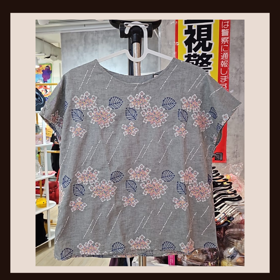 風格獨特的刺繡上衣來自日本品牌 marble SUD