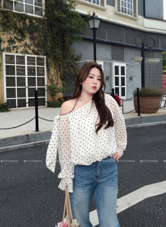 B34(5260) 法式气质斜领波点系带边肩糖果袖杏上衣