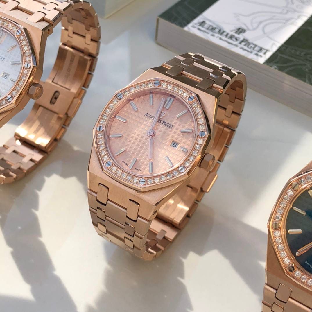 爱彼皇家橡树系列67651的玫瑰金女士钻石石英腕表 爱彼皇家橡树系列独有的八角形外观还拥有爱彼独特的设计风格也将女士优雅风格融入其中，深受女明星们的爱戴，即使只有33毫米的小尺寸，也将爱彼独有的纯净美感与刚毅线条展现的淋漓尽致💝💖💘 而镶满钻石的表圈也为佩戴的女士增添了更多的柔美。（40颗明亮型切割美钻 总重约0.71克拉）搭载瑞士石英机芯、拥有实用的日历显示功能，女士们佩戴起来不会显得沉重 配专柜品质全套包装发货 这种货一般数量不是很多的 因为非一般人能操刀，能完整操刀的团队屈指可数。