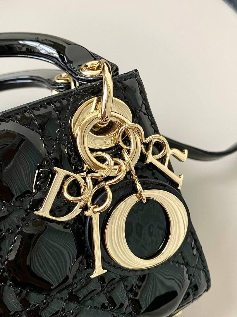 𝗗𝗜𝗢𝗥 𝗺𝗶𝗰𝗿𝗼 𝗹𝗮𝗱𝘆 𝗯𝗮𝗴 漆皮黑 火爆全网的最新超mini系列 天阿噜！小小只，简直太太太太可爱了！ 精致到巴掌大小，无敌治愈我这颗少女的心啊！！🖤🖤 size：12×10×5cm