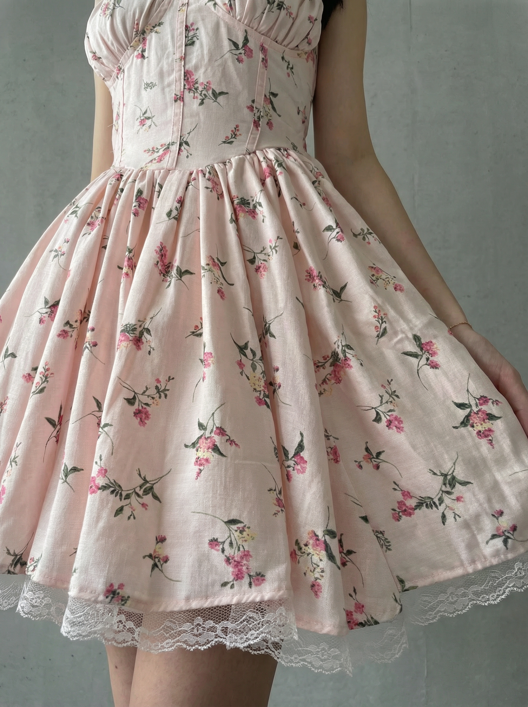 粉色碎花蕾絲邊吊帶洋裝