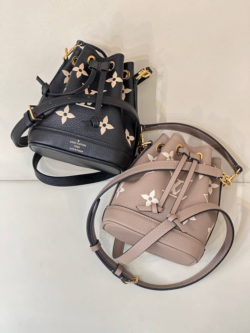 Nano全皮小水桶👜✨ 今天这款nano水桶包更是火出圈的节奏！不仅可以手提，更可以调节肩带!! 原厂进口牛皮➕撞色老花压纹，东西都是独一无二 的正，包型也是堪称万年经典 经典中的经典 💕 尺寸：13-9.5-16cm