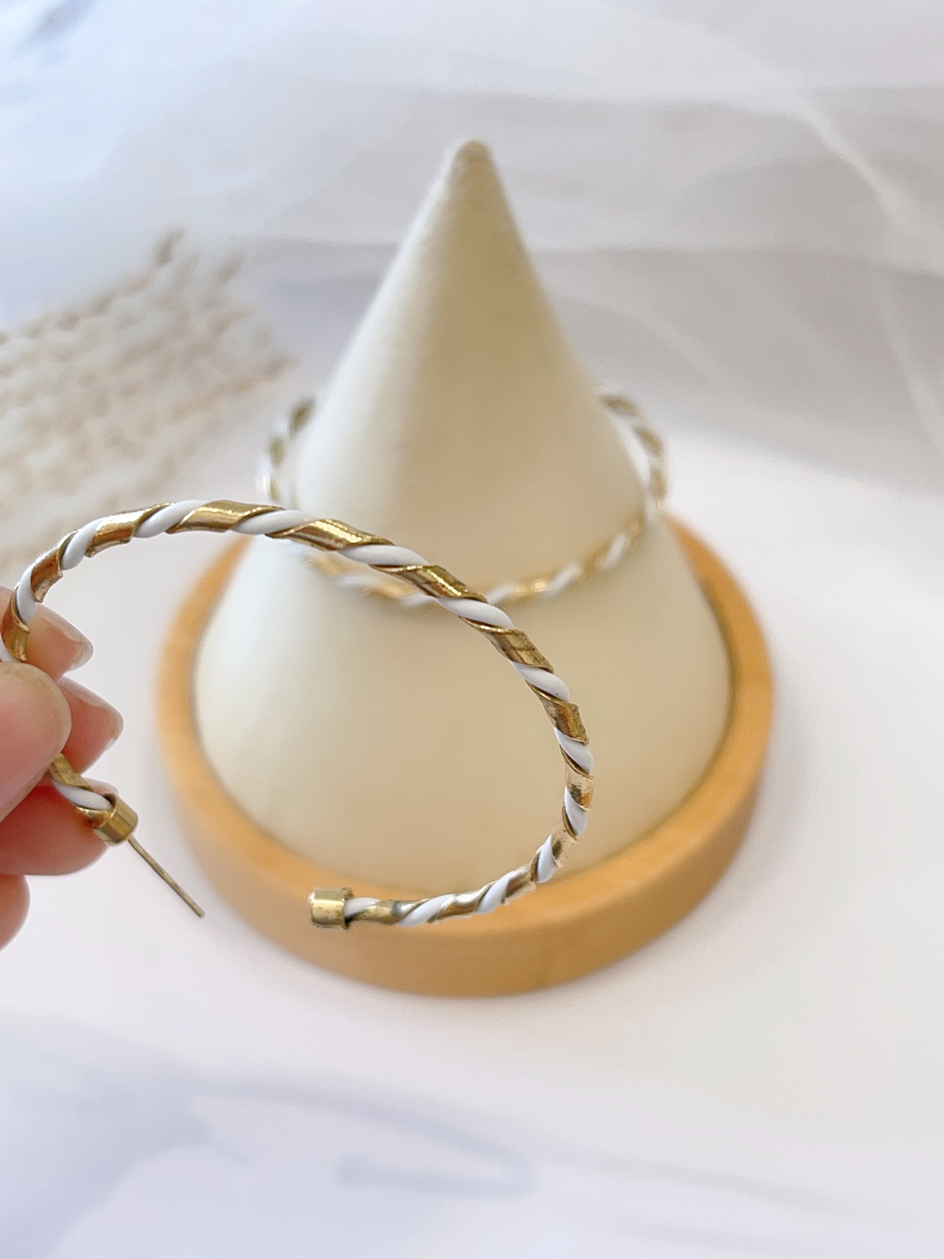 金白双色麻花C字耳环