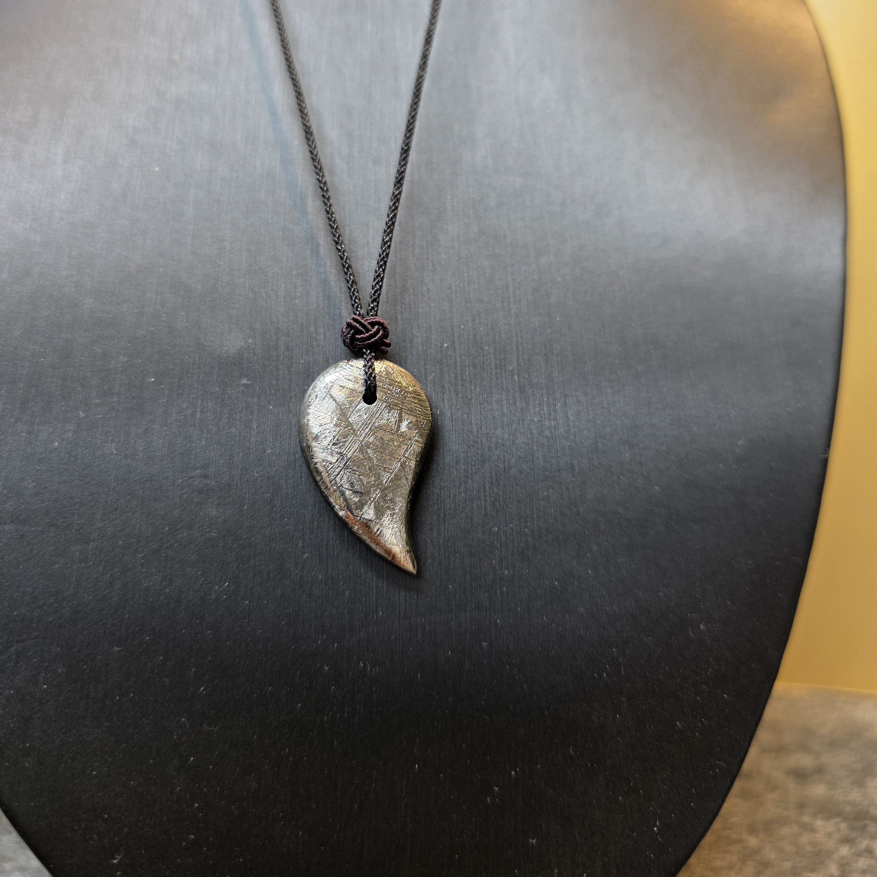 天鐵隕石勾玉吊飾