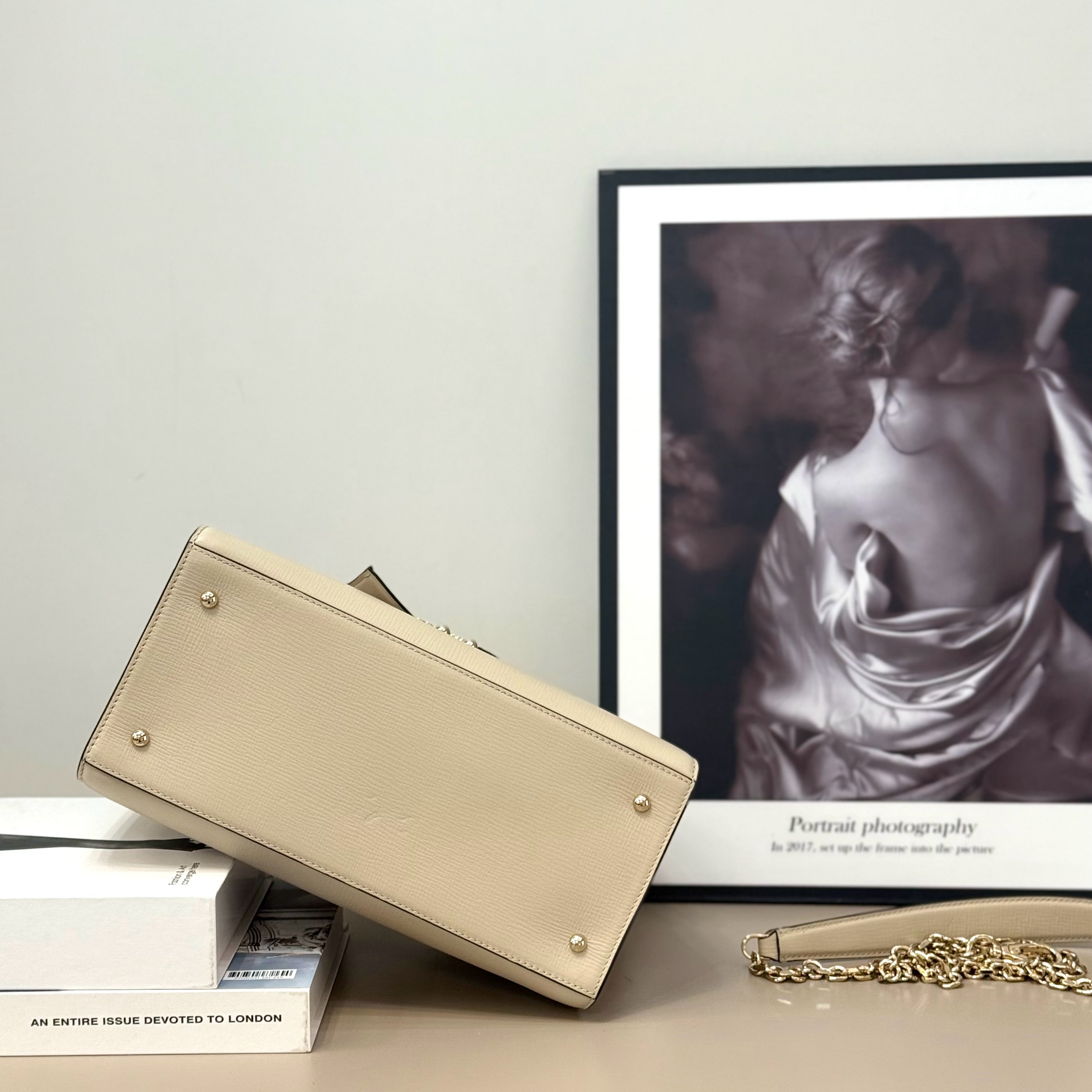 【預訂貨品】閒置新⭐️  Ferragamo Letty系列米白色牛皮斜孭包