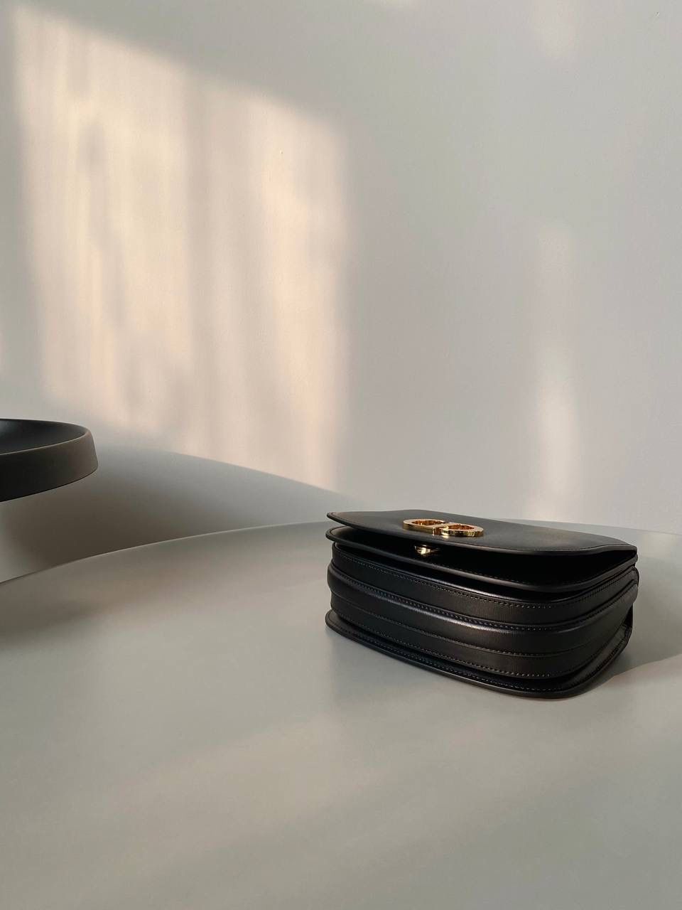 🈶黑色大号 𝐃𝐢𝐨𝐫 𝐓𝐨𝐩 𝐡𝐚𝐧𝐝𝐥𝐞蒙田30 蒙田大家都知道，从来没有失望过🤩 质感和纹理还是一如既往的好， 有光泽感之外还非常轻 耐磨！ 19×12×8cm