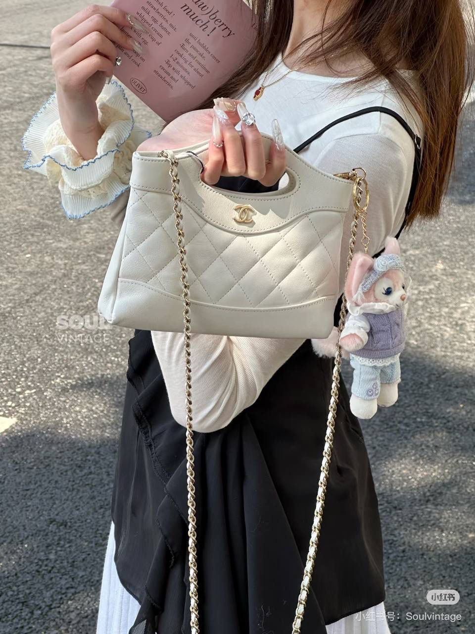 Nano 31Bag鑒定版👜 一包一碼 支持全球鑒定查驗身份證原廠專G Bonaudo皮料過關清單資料可査詢 夢中情包31bag nano超絕的仙女白色！ 更顯氣質和溫柔！ 人生總要有一隻仙女白的包包！ 31Bag nano更是時尚寵兒，實用與時尚的完美結合！ 五金：厚镀14k淡金 皮料：Bonaudo亮面小羊皮 尺寸：20*17.5*3.5cm