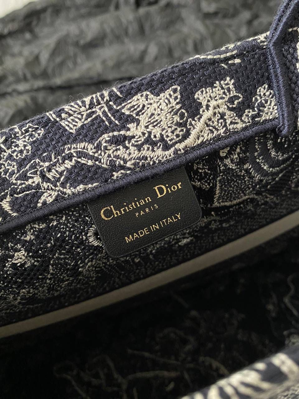 🈶黑白老虎，中号 𝗖𝗗 𝗕𝗼𝗼𝗸 𝘁𝗼𝘁𝗲丛林系列购物袋 全手工立体刺绣 凹凸有致 浓厚的复古艺术气息简直是行走的艺术品 超大容量更是吹爆它 🔥🤩 特别适合想把整个家带出门的姑娘 妈咪袋 公文包 旅行出游好帮手 时髦精凹造型必须拥有 36×27×16cm