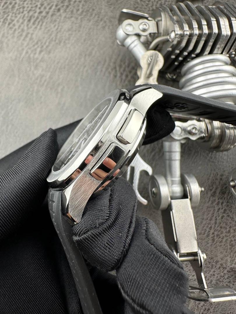 百达翡丽Aquanaut系列😎 【表壳】40.8MM表径，不锈钢材质，圆润的八角壳型恰到好处，表壳左侧的鲨鱼鳍型设计，是可以前后快调中央镂空时针的按钮，这枚指针可以用来指示第二时区时间。 【表盘】黑色浮雕表盘，金属立体字块，覆荧光涂层时标。3、9点钟分别显示”HOME”与”LOCAL”的方形昼夜视窗，蓝白二色各自代表晚上与白天，6点钟位置是指针式的日期盘。 【机芯】成功实现百达翡丽5164A-001内载的324 SC FUS自动上链机芯功能，大三针基础机芯上搭载两地时间模组。 配有休闲气息的Tropical表带，正是为年轻世代所准备的奢华运动表。