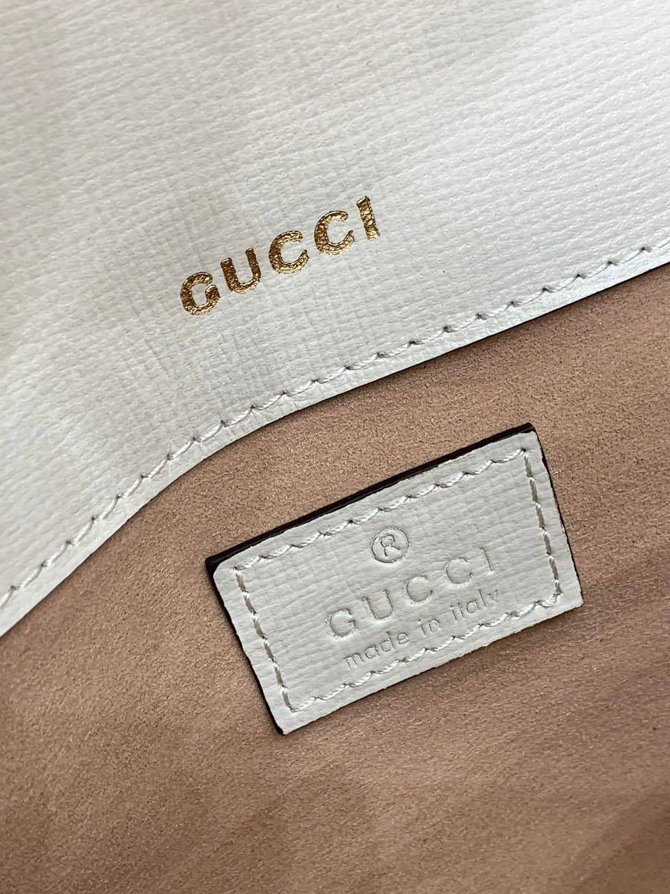 新背景实拍正品级 。Gucc1 horsebit法棍包（原皮白色） 销量王🔥全皮系列❗️ 抓住一只小可爱，又是颜值巅峰之作 法棍出全皮拉，比起老花我更爱全皮！ 时髦复古女孩的一眼心动， 腋下包造型真的是再一次惊艳 最火爆的马衔扣元素加上最时尚的腋下背法 今年妥妥的包王无疑了！ 品牌爸爸，你真的别太拿捏我！ 斜挎则改成了金属链条，太有撞击感了！ 全皮腋下背搭配金属斜挎背， 还没有正式上线就全网断货了， 就问你拒绝得了吗！！ 型号735178 尺寸24/13/5.5cm