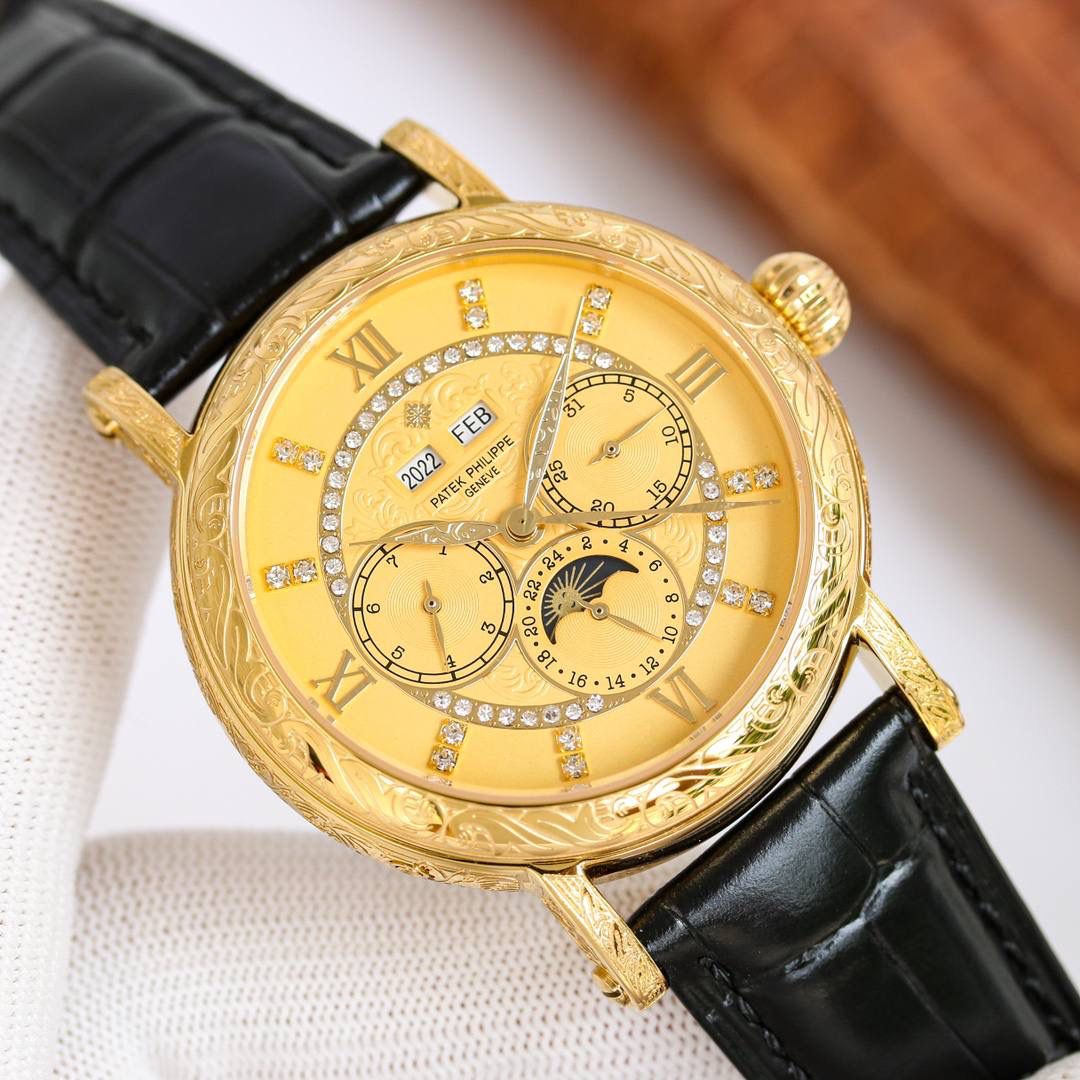 复古。精湛的工艺！ 年度最佳典藏之作——百达翡丽古典超级复杂多功能 万年历功能腕表 团队历时两年多精心设计，不计成本，敢为人先，力求完美，克服重重难关，突破多层技术瓶颈，机芯型号为CH 29-535 升级版，质量稳定！表盘6点位置是月相显示和日期分拨。所有的万年历标志都很好，一眼就能读懂。内里搭置了仿324 S Q 自动上链机芯，是 324 自动上条传奇机芯的精装版本。【表带】经典意大利小牛皮表带，纹路清晰，质感好。搭配圈市面最顶级的百达翡丽灯笼表扣，通用原装无压力。 优雅的Calatrava雕花表壳极具个性，42毫米的表径适配大众男性手寸，与专柜一致，非常商务可亦休闲。