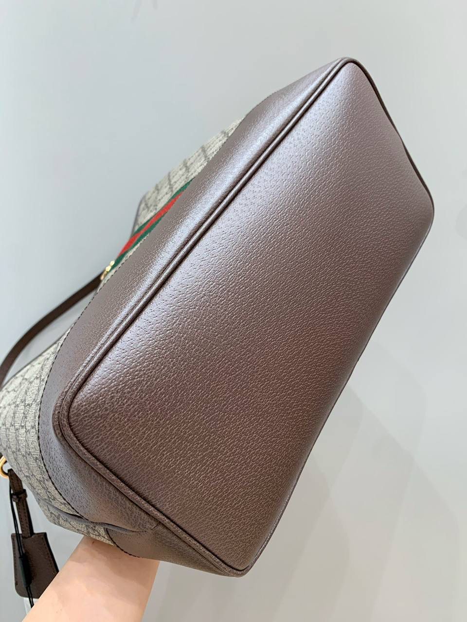 新背景实拍正品级 。 🎀Gucc1 Ophidia hobo腋下包 中号(最高版本) 比起小号，中号松弛感更强烈气场更足！ 喜欢大包的闭眼选中号尺寸，上身马上就慵懒了 这个包真的非常融入日常，随性又时髦 包身容量很大能很好的满足日常出门 而且肩带比一般的腋下包都长一些还可以调节 一见钟情，时髦使用同时兼顾！ 型号781392；尺寸34/32/17cm