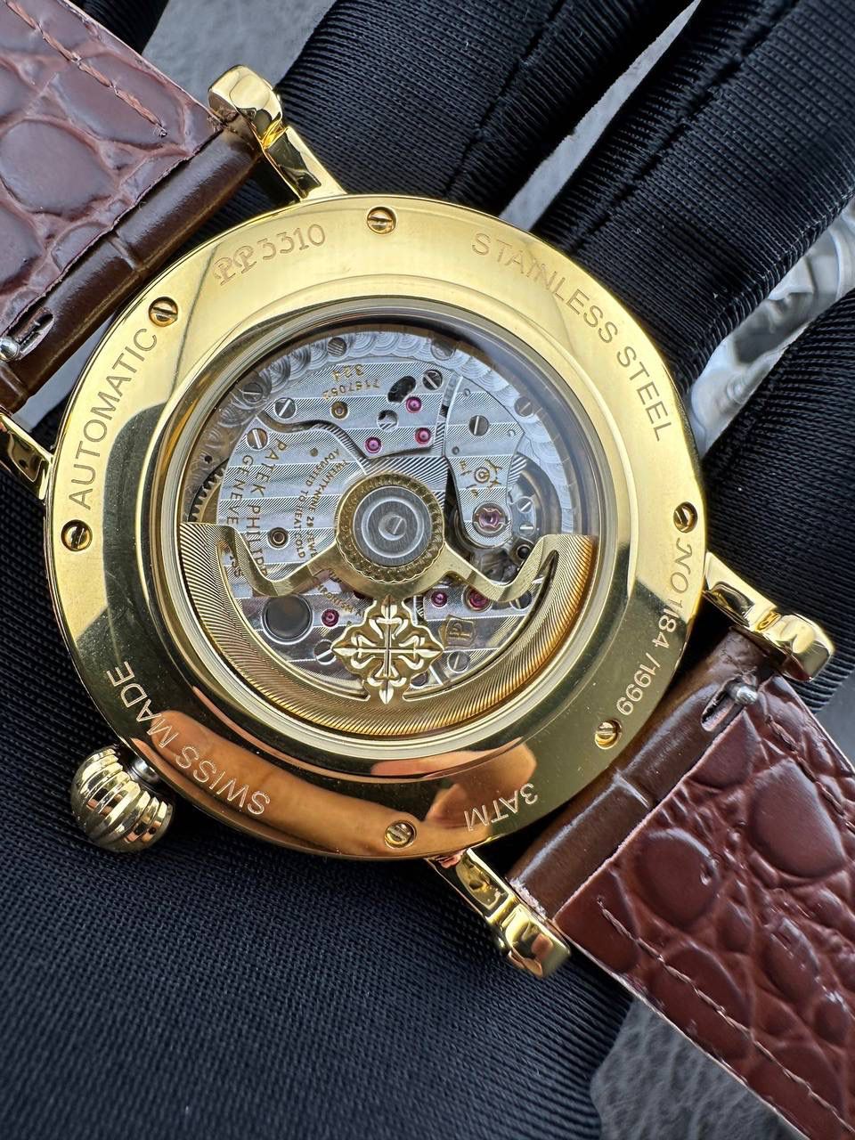 【铁划银钩 苍劲有力】高颜值新品墙裂推荐 精湛的工艺！ 年度最佳典藏之作——百达.翡丽古典超级复杂多功能 万年历功能腕表 团队历时两年多精心设计，不计成本，敢为人先，力求完美，克服重重难关，突破多层技术瓶颈，机芯型号为CH 29-535 升级版，质量稳定！ 【表带】经典意大利小牛皮表带，纹路清晰，质感好。搭配圈市面最顶级的百达翡丽灯笼表扣，通用原装无压力。 优雅的Calatrava雕花表壳极具个性，42毫米的表径适配大众男性手寸，非常商务可亦休闲。