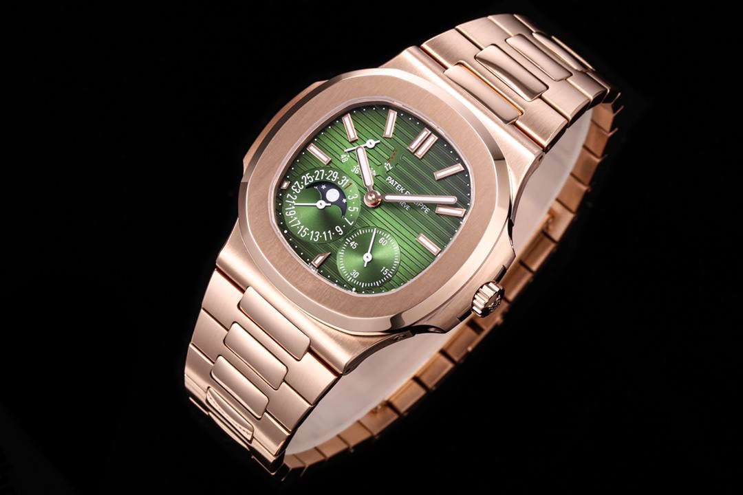 震撼推出——百达翡丽鹦鹉螺5712/1A-001多功能腕表，融合经典美学，荟萃以往精华！😍🔥 【表壳】腕表尺寸40毫米，同正品一致的枕型表壳采用正面拉丝，侧面抛光的两种工艺组合，层次感分明，质感十足。尽显精湛工艺。 【表带】采用原装表带一比一量身打造，每节表带的中央抛光部位，都能呈现钻石的形状，尽显高级质感。 【机芯】3K厂采用定制版PP.Cal.240 PS IRM C LU机芯，完美还原正品，日期，真动能，真月相功能。