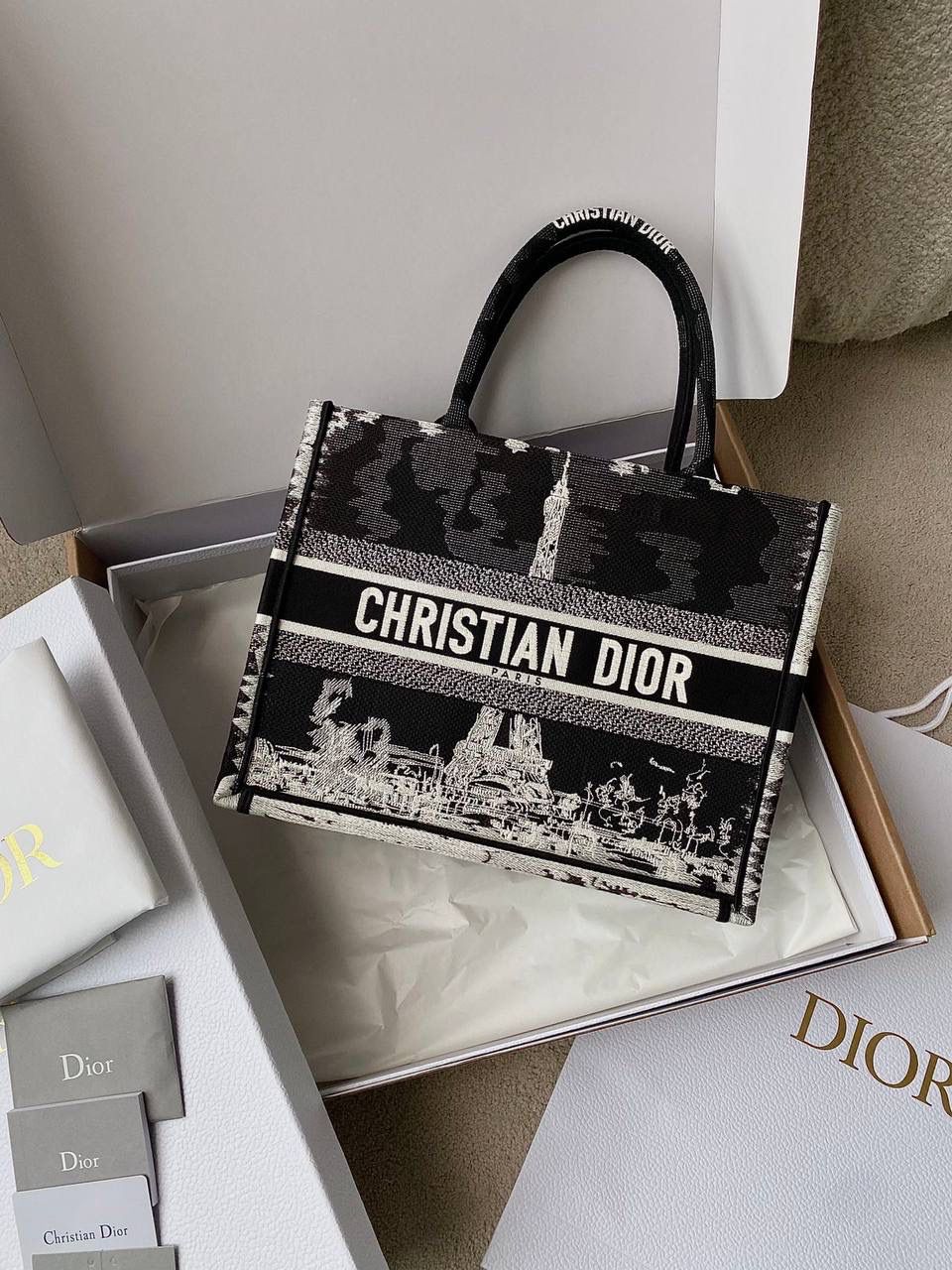 🈶黑色中号 𝗖𝗗 𝗕𝗼𝗼𝗸 𝗧𝗼𝘁𝗲 24夏季"巴黎铁搭" 说实话，近年来花卉系列有点看乏看腻的 请你们一定看看这一只，新的炙热款！！🔥😍 本季主打的Dior与埃菲尔铁搭的浪漫邂逅，惊艳了全网 真真实实绣在整个包上，砖柜超级难抢的！ 黑白色调干净利落，复古又神秘的法式浪漫🖤 那种高定视觉，沦陷了！沦陷了！ 行走的巴黎街头很是时髦，我先冲了！ 36×27×16cm