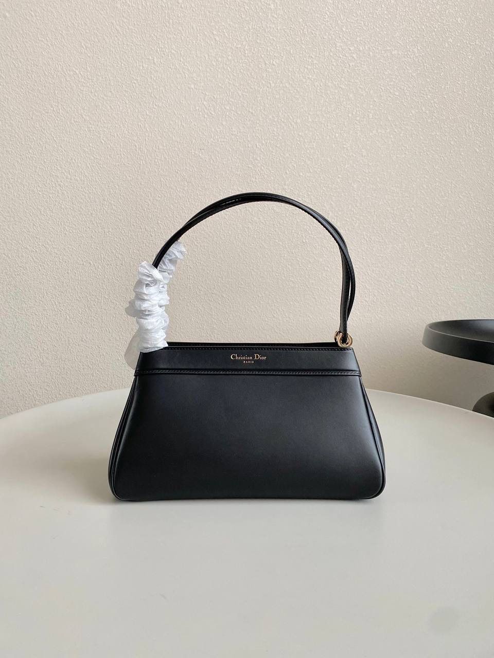 🈶 黑色中号 𝗗𝗜𝗢𝗥 𝗞𝗲𝘆手袋/腋下包 啊啊啊贵妇们还没买的都看过来 如此复古法式浪漫的包一定要拎在你手上 首批即出即断！都在翻单再翻单了！！ 早已大火全网时髦界，没有人不爱啊 独特的梯形包身➕细长手柄，优雅高贵 它的悬锁更是绝绝子，两个尺寸可选 小个子女生也可放心的冲大号 日常通勤什么大场合都能给你冲锋 拿捏得恰到好处，找不出一处缺点地方 真是把复古风玩得明明白白，美死了！！ 中号：27×16.5×13.5cm，#6098m 小号：22x12.5x12cm