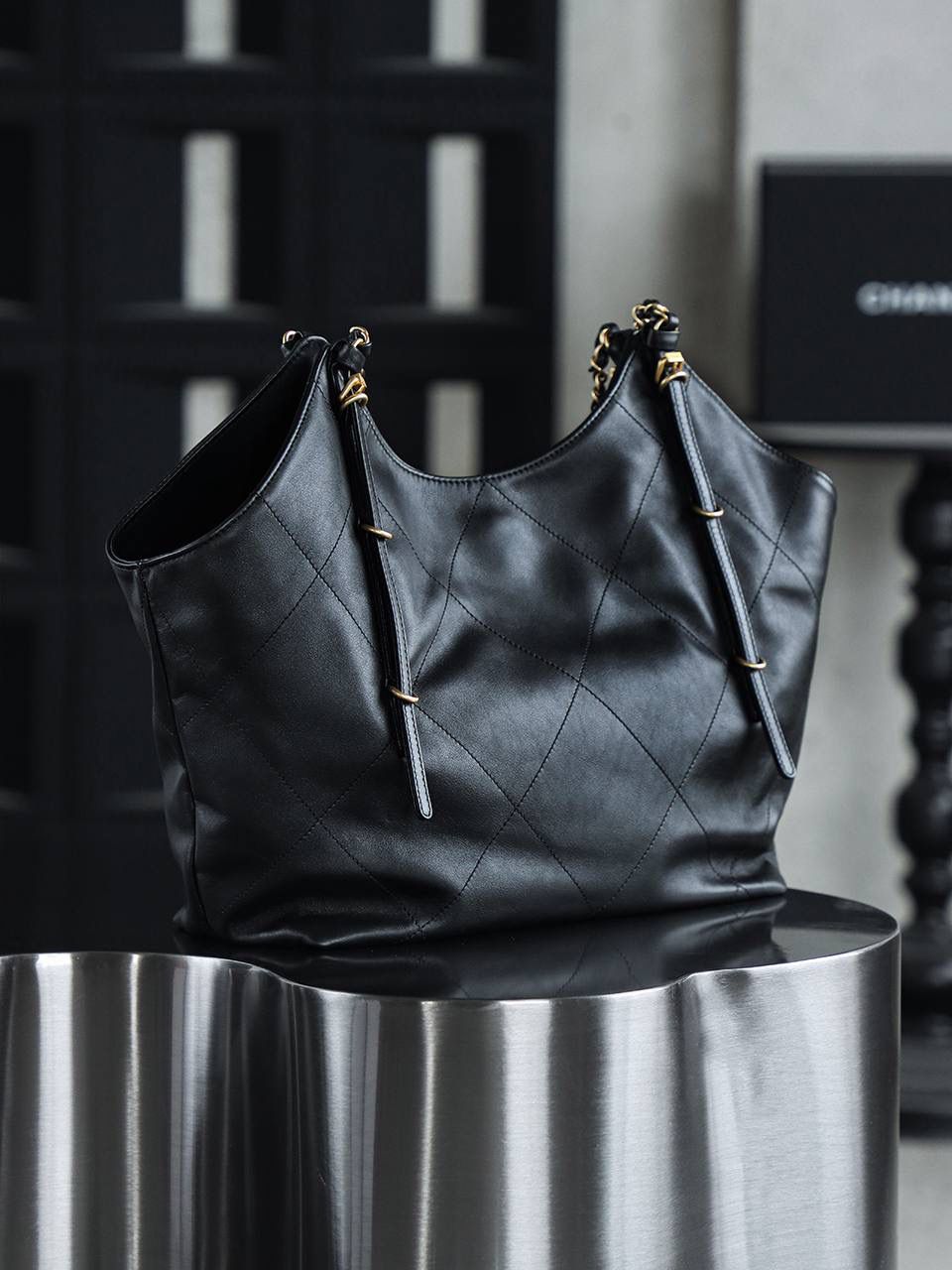 25S Tote購物袋小號鑒定版👜 一包一碼 支持全球鑒定查驗身份證原廠專G Haas皮料過關清單資料可査詢 被GD帶火的香奈兒Tote包，誰背誰時髦！ 25S秀款爆款Tote包必須安利給你們！ 這個包主打就是一個隨性灑脫的範！ 做到了男女同款，經典元素融合得恰到好處，慵懶隨性中透著復古韻味，皮質是超柔軟的小牛皮，觸感絲滑，質感拉滿！ 關鍵是，自重超輕，背起來毫無負擔！ 五金：厚镀24k复古金 皮料：Hass小牛皮 尺寸：31*47*11cm