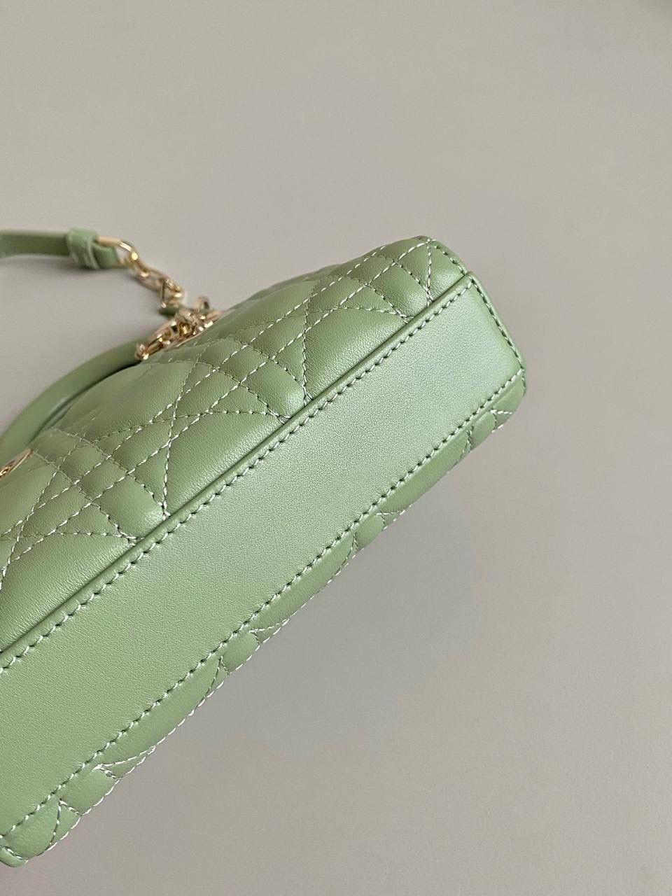 梦幻绿超迷你💚💚 𝗗𝗶𝗼𝗿 𝗗-𝗝𝗼𝘆 𝗯𝗮𝗴羊皮，新色 时尚果然就是轮回，回归了一把中古戴妃 长方包形，短链条➕细长肩带直接封神！！ 复古时髦感超强，真是什么场合都可以把住 绝对是lady中的天花板了，强势出圈啦姐妹们🤩😍 17.5×10.5×6cm