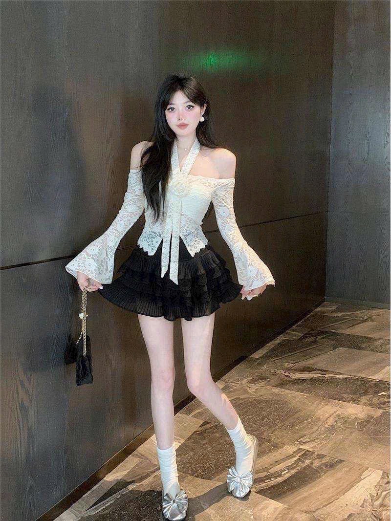 露肩蕾絲上衣，喇叭袖