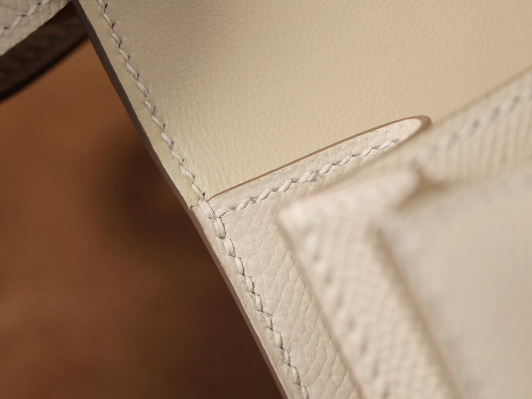 Hermes 爱马仕 #Constance 19奶昔白金扣👜✨ Epsom牛皮 单肩斜挎包 尺寸：19*15*4 cm 这款采用的是Epsom牛皮,纯原皮，和专柜用的是一个渠道的真皮 什么是Epsom牛皮？ 皮质：ep皮/手掌纹、一岁以上的公牛皮 软硬度：偏硬 纹理：皮面颗粒小的细腻皮纹，有点光泽感 特点：硬朗有细纹的牛皮皮质。细纹是进过后期处理的，比较硬质立体，长期贮存也不容易变形。自重轻，不易刮伤，非常耐磨实用。 所以每个H的款式用的皮都不一样，都是非常有讲究的✅
