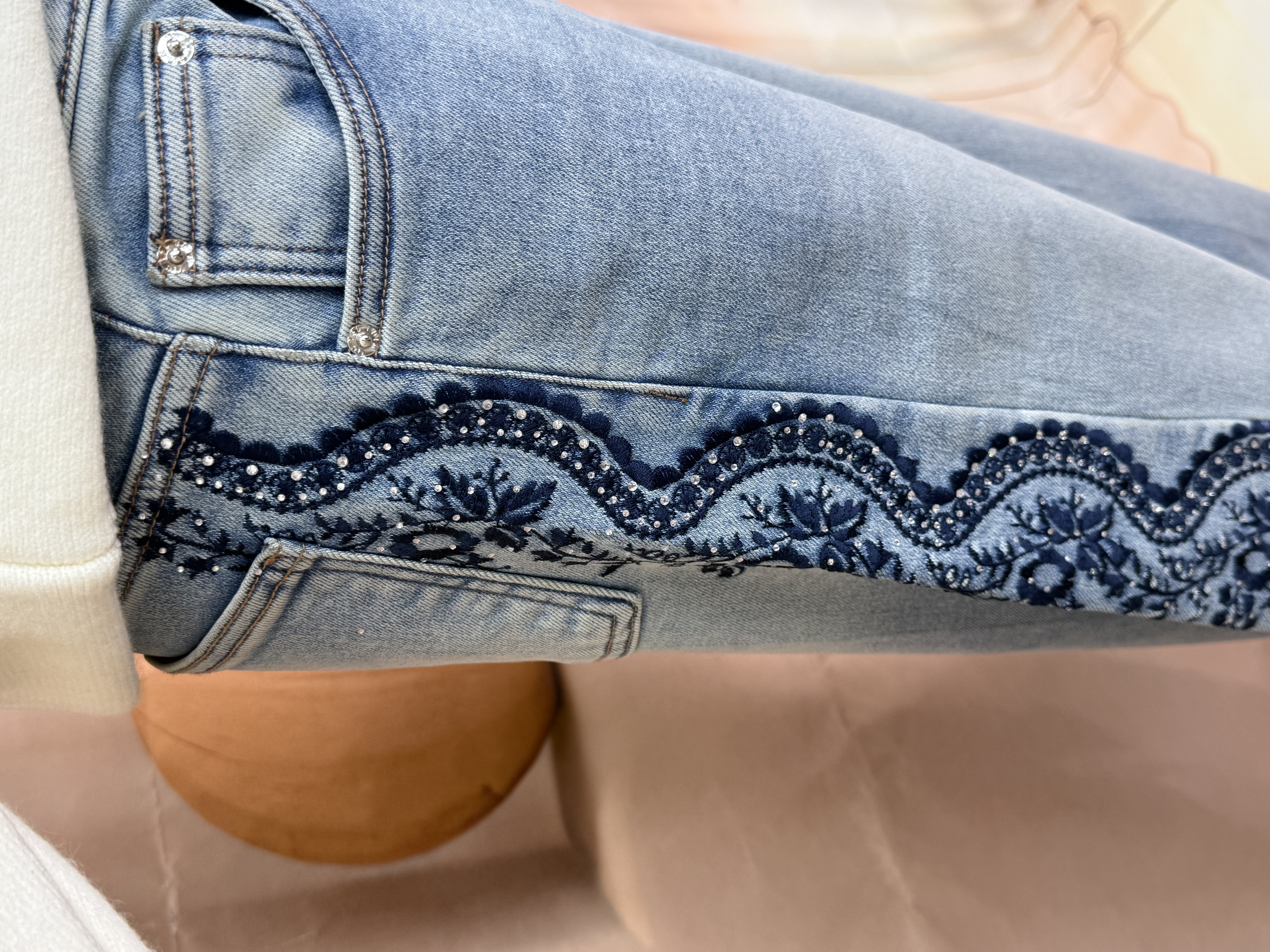 藏蓝藤蔓刺绣牛仔裤