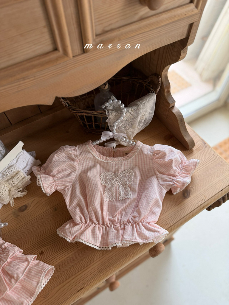 ☀️預訂 韓國直送☀️🇰🇷Marron兩色蕾絲絲帶貼花花邊格紋泡泡袖上衣