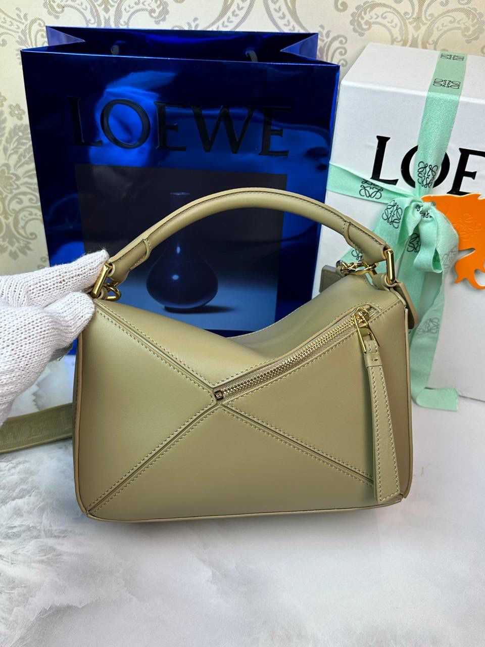 🅰️小号 𝗣𝘂𝘇𝘇𝗹𝗲最新版本❤️ ——（缎面/织带款） ✅经典拼图系列，不规则立体几何设计，最具辨识度的立体廓形和几何美学，顶级进口小牛皮搭配德国沙菲线，独家定制五金，𝗬𝗞𝗞拉链拉头 ✅容量超大，颜值高，四季百搭，新款自带可拆卸𝗟𝗢𝗘𝗪𝗘织带宽肩带‼️ 尺寸：𝟐𝟒-𝟏𝟎.𝟓-𝟏𝟔.𝟓𝐜𝐦 款号：061609织带款黏土绿