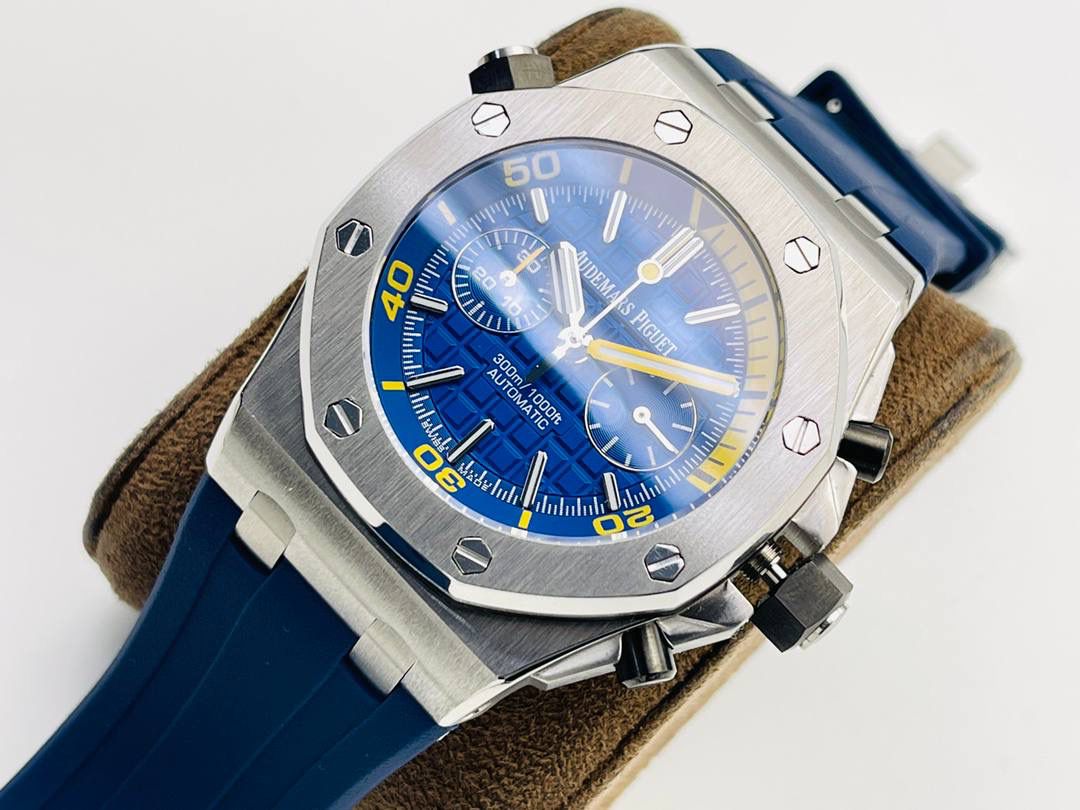 爱彼A P皇家橡树系列水果腕表！ 型号：26703 跑秒计时自动机械男表！搭载原版cal.3124机芯 直径：42MM！ 1⃣️表壳材质选用的904L精钢，经过CNC一次成型锻造了42MM的表径，表壳在经过拉丝工艺多次打磨抛光后做到了无懈可击，包括螺钉也一致还原！ 2⃣️表盘字面格纹错落有致，立体感很强。刻度线粗细程度以及长短均与正品保持一致。条钉时标内部填充超强夜光材料。两组小圆盘对称分布，就像两只小眼睛。盘面内有一圈一圈的放大环，细节处理很到位。 3⃣️橡胶表带表面的磨砂质感很强.采用无味不沾灰尘的进口橡胶，只为提高佩戴的舒适感！ 4⃣️前后玻璃都采用蓝宝石水晶镜面玻璃，镜面通透性也很强。这款腕表采用3124机芯，做到了外观和正品的极其相似，走时精准稳定！