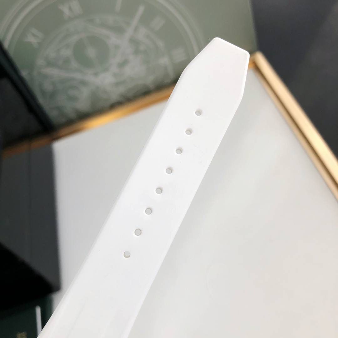 进口液态硅胶表带，经欧盟认证环保材料制成 佩戴起来更贴合手腕，柔软舒适透气 质感上佳💯✨