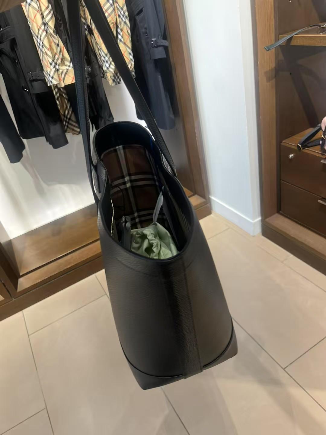 預購 Burberry🌈🌈 折扣款 全皮tote bag Sale Black / white