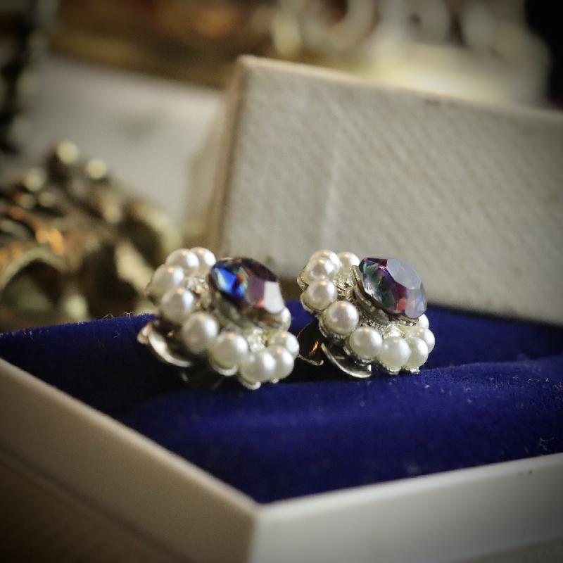 C.a. 1950s Czechoslovakian Iris Glass with Faux Pearl Petals Dainty Clip Earrings (MZ068)