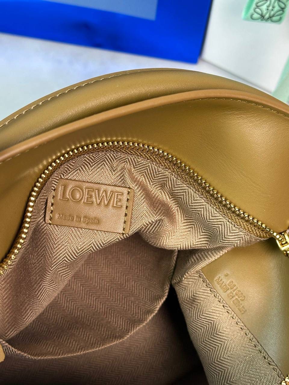 🅰️小号 𝗣𝘂𝘇𝘇𝗹𝗲最新版本❤️ ——（缎面/织带款） ✅经典拼图系列，不规则立体几何设计，最具辨识度的立体廓形和几何美学，顶级进口小牛皮搭配德国沙菲线，独家定制五金，𝗬𝗞𝗞拉链拉头 ✅容量超大，颜值高，四季百搭，新款自带可拆卸𝗟𝗢𝗘𝗪𝗘织带宽肩带‼️ 尺寸：𝟐𝟒-𝟏𝟎.𝟓-𝟏𝟔.𝟓𝐜𝐦 款号：061609织带款橡木棕